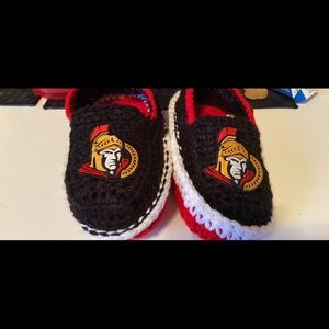For all the hockey lovers in your life made to team color and logo